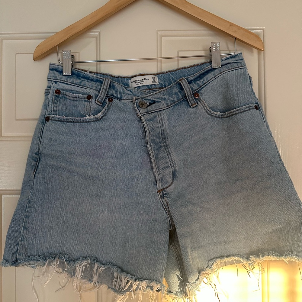 Abercrombie & Fitch The High Rise Dad Short with cross over waist